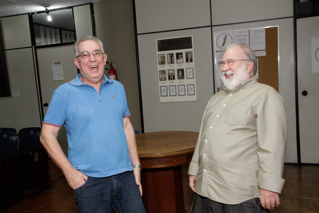 Os críticos de teatro José Cetra Filho e Vinicio Angelici, membros do Conselho Fiscal da APCA, conversam pouco antes de a votação começar - Foto: Silvana Garzaro