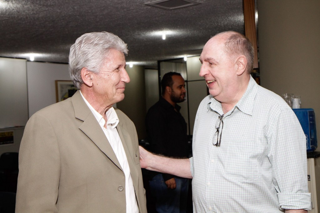 O presidente da APCA, José Henrique Fabre Rolim, recebe o cumprimento do ex-presidente da entidade, Aguinaldo Cristofani Ribeiro da Cunha, ao fundo, o vice-presidente, Miguel Arcanjo Prado - Foto: Silvana Garzaro