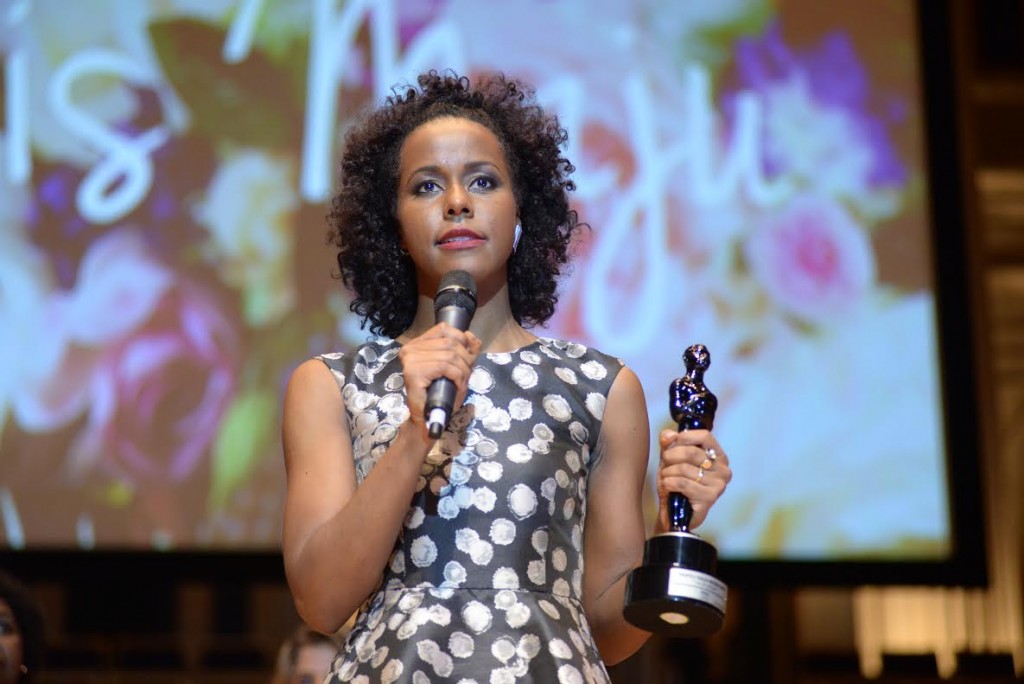 Emocionada, Maju discursou no Troféu Raça Negra contra o Preconceito: “Dos heróis negros, da minha avó que era doméstica, dos meus pais, da moça que é cozinheira, da moça que limpa o banheiro da TV Globo. Tenho honra de fazer parte dessa luta e todos devemos pensar em um mundo mais gentil e acolhedor” - Foto: Divulgação