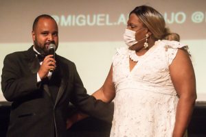 Miguel Arcanjo Prado, idealizador e mestre de cerimônia, com a atriz Clodd Dias, vencedora em Streaming TV por Manhãs de Setembro, no Prêmio Arcanjo de Cultura 2021 no Theatro Municipal de São Paulo - Foto Edson Lopes Jr. - Blog do Arcanjo