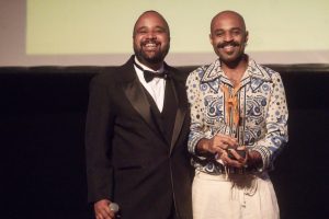 Miguel Arcanjo Prado e Leandro Vieira, de A Cor Púrpura, musical vencedor em Especial pelo seu elenco, no Prêmio Arcanjo de Cultura 2021 no Theatro Municipal de São Paulo - Foto Edson Lopes Jr. - Blog do Arcanjo