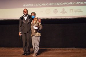 Miguel Arcanjo Prado e Beth Beli, fiundadora do bloco Ilu Obá De Min, vencedor em Especial no Prêmio Arcanjo de Cultura 2021 no Theatro Municipal de São Paulo - Foto Edson Lopes Jr. - Blog do Arcanjo