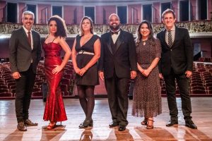 Jurados do Pêmio Arcanjo de Cultura no Theatro Municipal de São Paulo: Bob Sousa, Zirlene Lemos, Adriana de Barros, Miguel Arcanjo Prado, Elba Kriss e Hubert Alquéres - Foto Edson Lopes Jr. - Blog do Arcanjo