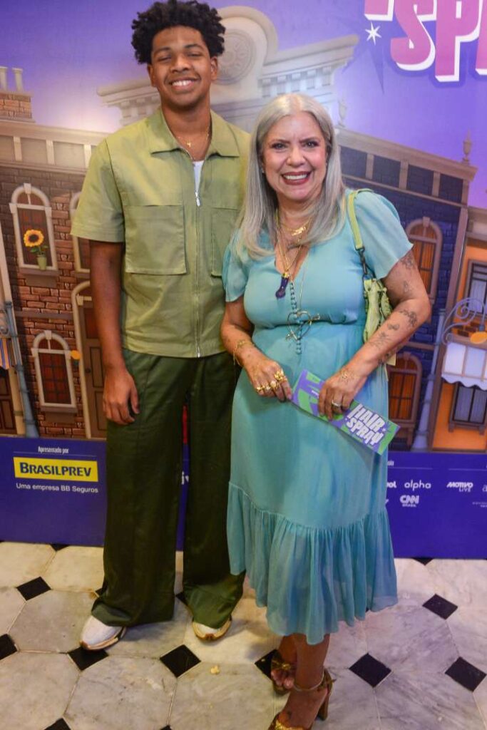 Astrid Fontenelle e filho na estreia do musical Hairspray, em São Paulo, no Teatro Renault