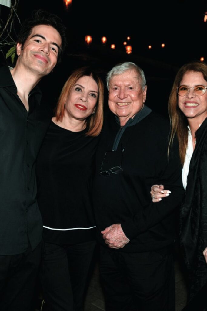 Luiz Fernando Coutinho, Liége Mionteiro, Boni e Lou de Oliveira na festa de pré-lançamento de livros sobre Cazuza